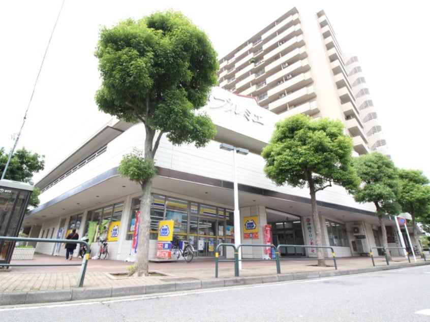 ミニストップ足立綾瀬１丁目(コンビニ)まで129m ﾎﾜｲﾄｺ-ﾄ綾瀬