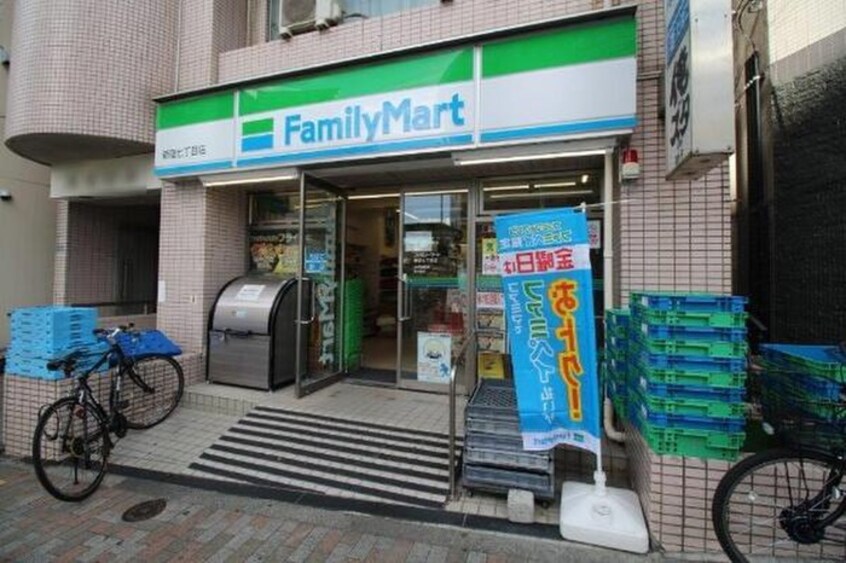 ファミリーマート　新宿七丁目店(コンビニ)まで126m クレドハウス新宿