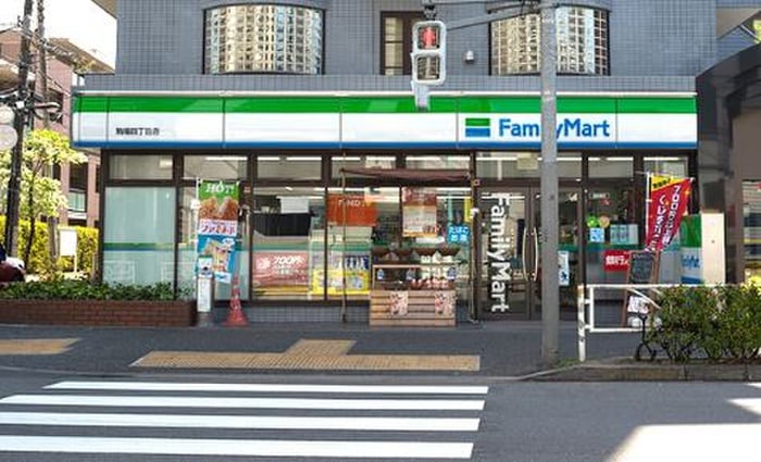 ファミリーマート 駒場四丁目店(コンビニ)まで130m Terrace代々木上原