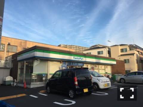 ファミリーマート(コンビニ)まで124m イデアル王子神谷