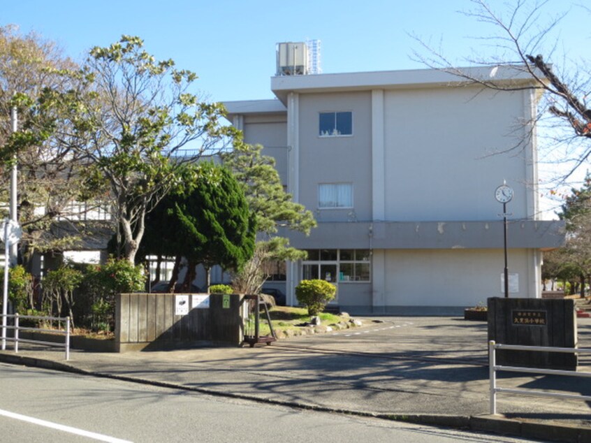 久里浜小学校(小学校)まで426m 新八ビル3号館