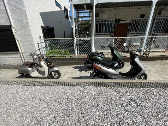 バイク置き場 ｱﾌﾙｰｴﾝﾄﾗｲﾌ読売ランド前