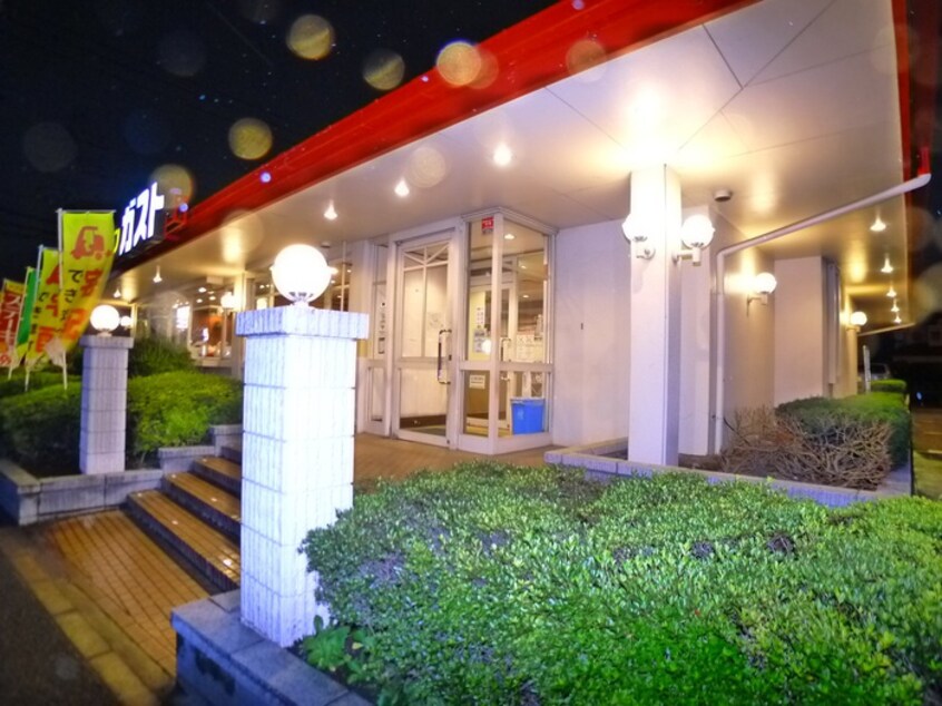 ガスト(その他飲食（ファミレスなど）)まで612m サンライフ梅郷Ｂ