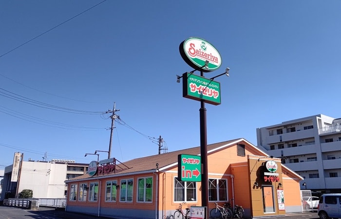 サイゼリヤさいたま西堀店(その他飲食（ファミレスなど）)まで450m カーサ・ルピナス