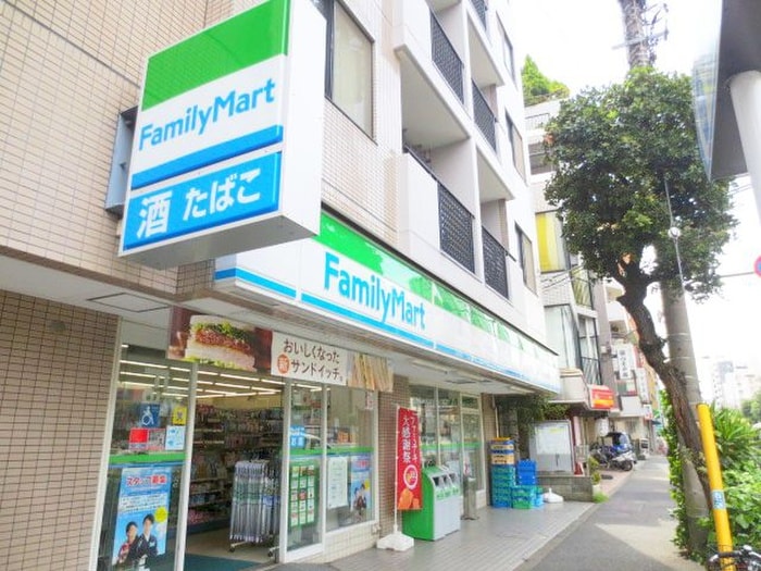 ファミリーマート上馬交差点前店(コンビニ)まで442m 五十嵐ビル