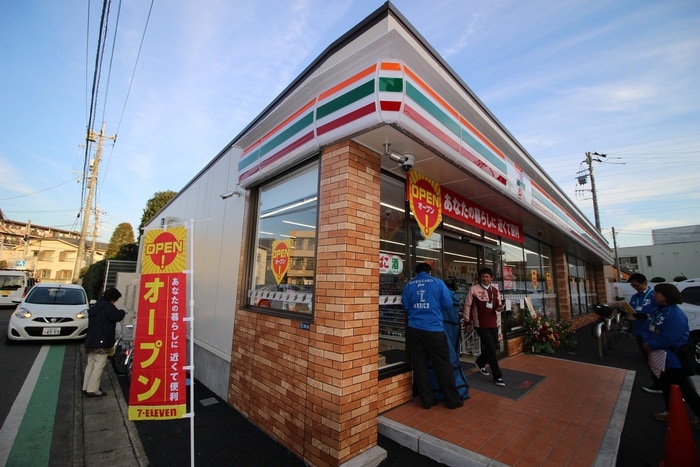 セブンイレブン川崎上小田中1丁目店(コンビニ)まで130m ＡＺＥＳＴ－ＲＥＮＴ武蔵新城