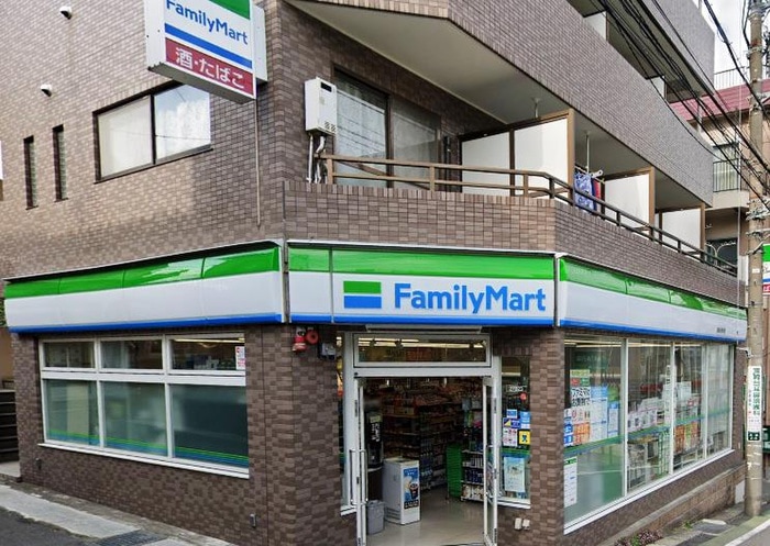 ファミリーマート宮崎台駅前店(コンビニ)まで550m エル・ヴィーナ宮崎台