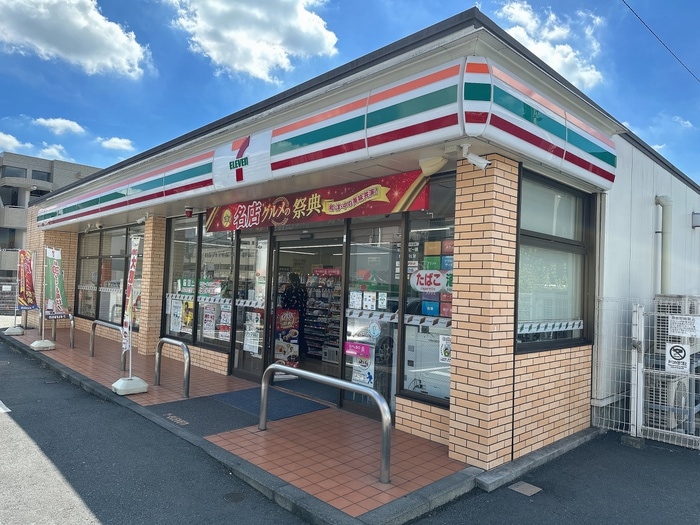 セブンイレブン多摩明神通(コンビニ)まで575m ウィンド聖蹟桜ヶ丘マンション