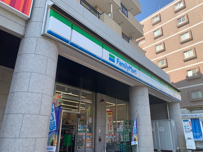 ファミリーマート市が尾駅前店(コンビニ)まで291m アミックビル