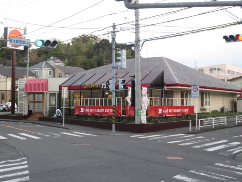 ガスト鴨居店(その他飲食（ファミレスなど）)まで210m イサミハイツ