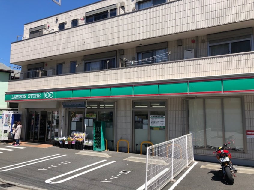 ローソンストア 100横須賀三春町3丁目店(コンビニ)まで450m ヴィラ横須賀B
