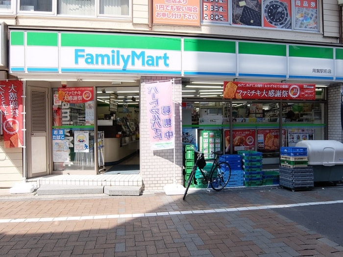 ファミリーマート用賀駅前店(コンビニ)まで122m 用賀サンハイツ（４０５）
