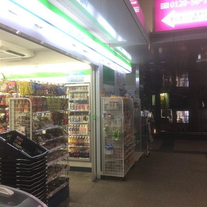 ファミリーマート立川駅昭和記念公園通り店(コンビニ)まで400m アム－ル松村