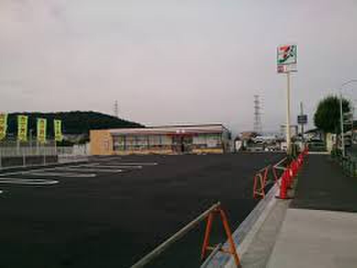セブン-イレブン町田芝溝街道店(コンビニ)まで794m ヴィレッジ・アンビション