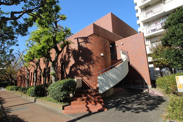 清新町コミュニティ図書館(図書館)まで837m プルミエ－ルマンション