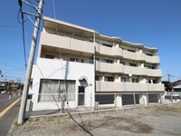 モナ・ケンオ－