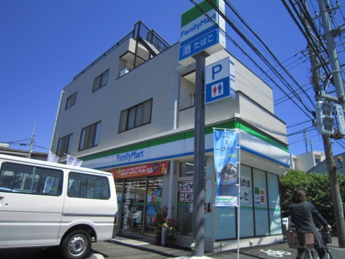 ファミリーマート(コンビニ)まで70m サンクーラム