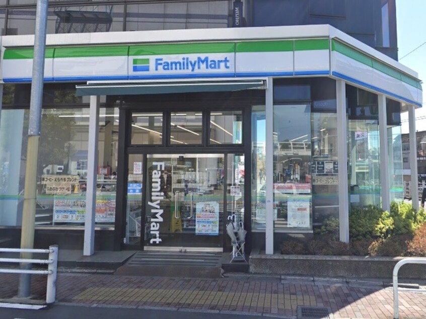 ファンリーマート田無駅前店(コンビニ)まで190m ベル・ハウス