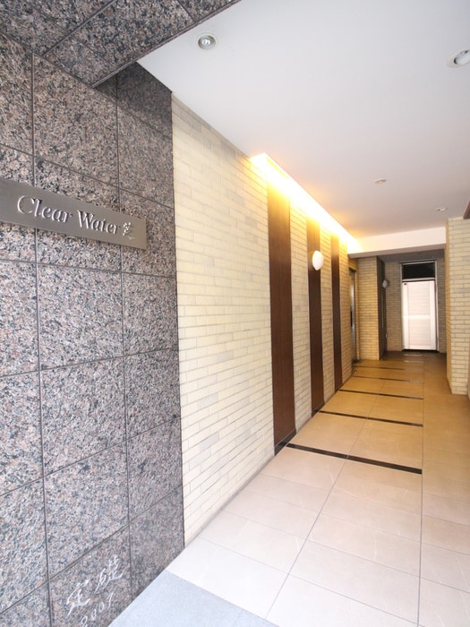 エントランス部分 クリアウォ－タ芝