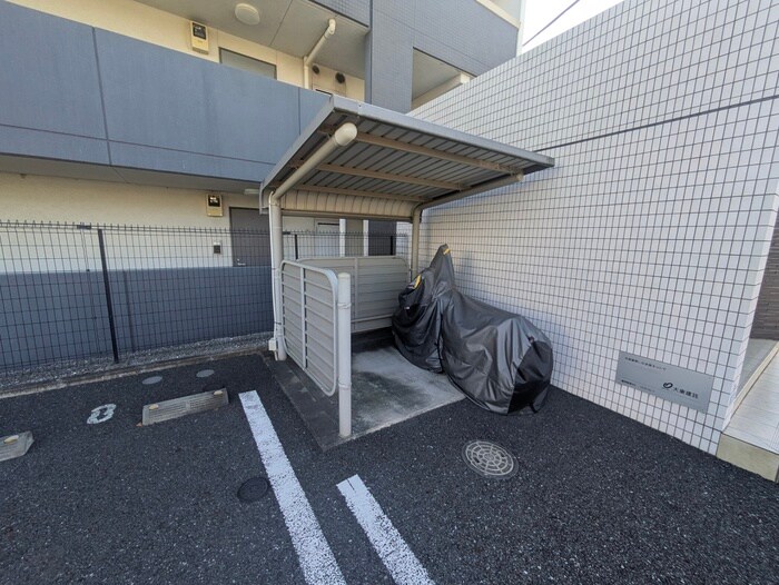 バイク置き場 オネスティ－ユ－セレノ