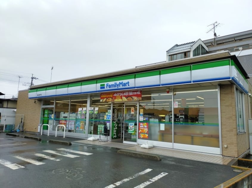 ファミリーマート 福生加美平店(コンビニ)まで745m ヴィラージュ加美平
