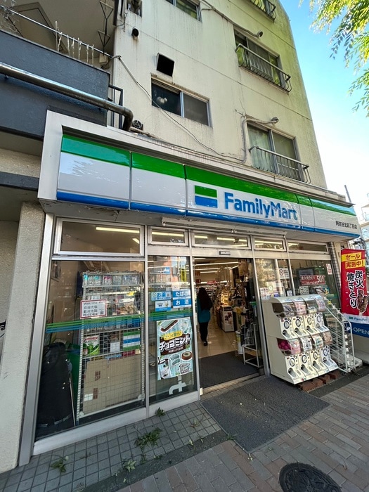 ファミリーマート　 西永福駅前店(コンビニ)まで700m 小美邸