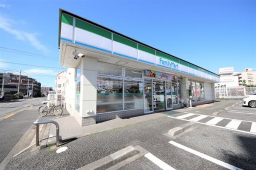 ファミリーマート 東青梅五丁目店(コンビニ)まで300m 第三丸吉ビル