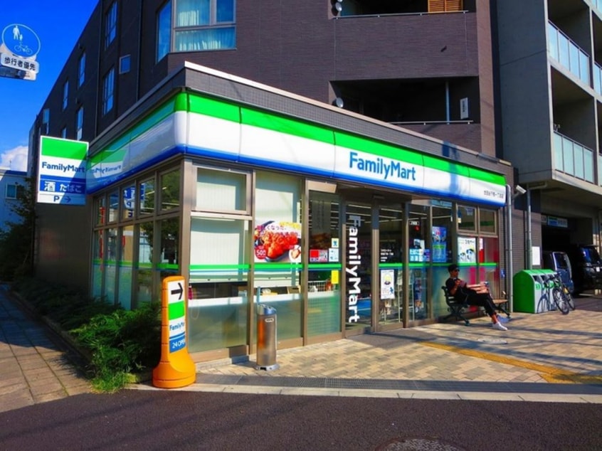 ファミリーマート世田谷下馬一丁目店(コンビニ)まで183m Ｂｅｌｌａ　Ｖｉｔａ