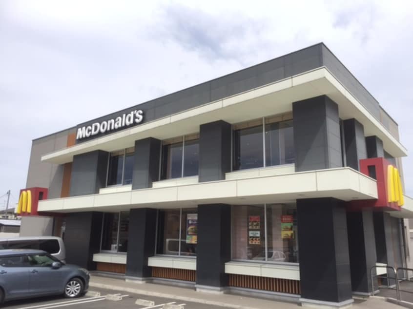 マクドナルド鶴巻温泉店(ファストフード)まで352m ソレアード