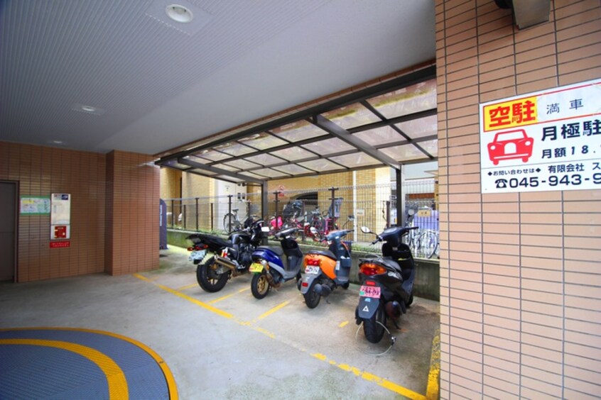 バイク置き場 仲町台フェニックスコ－ト