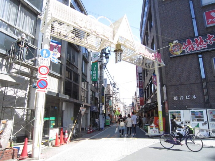 スキップ村商店街(その他飲食（ファミレスなど）)まで800m 旭町マンション