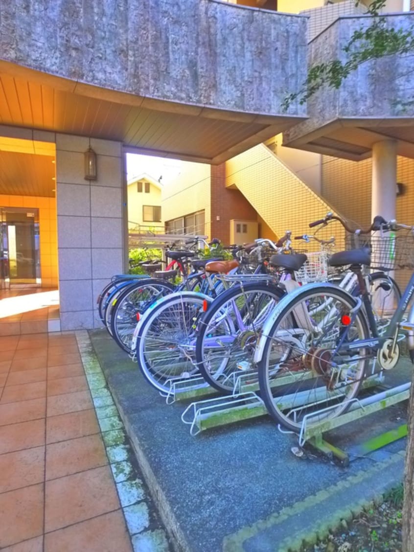 駐輪場 オランジェリ－