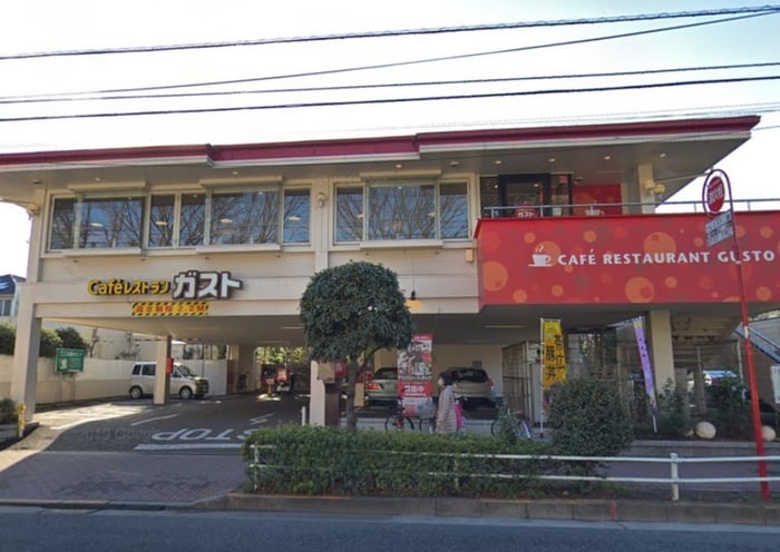 ガスト 三鷹上連雀店(その他飲食（ファミレスなど）)まで750m メゾン・ド・シャルム