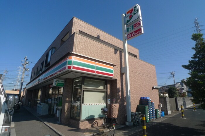 セブンイレブン鳩ヶ谷里店(コンビニ)まで150m アムールエスト