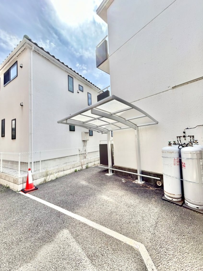 バイク置き場 ミルローゼ