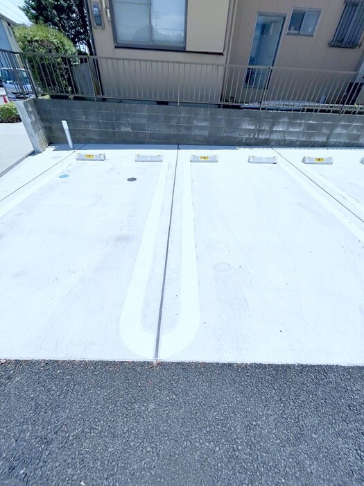 駐車場 メルヴェーユイイダ芝原