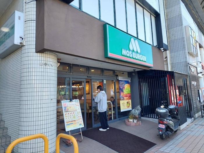 モスバーガー北久里浜駅前店(ファストフード)まで640m リアル北久里浜パークテラスⅠ