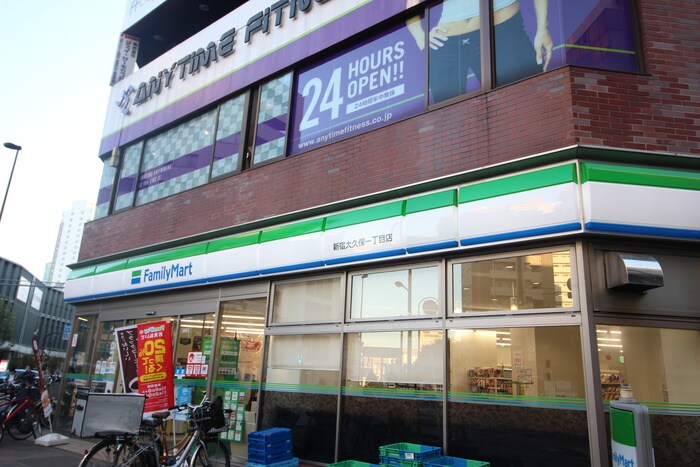 ファミリーマート(コンビニ)まで15m ＺＯＯＭ東新宿