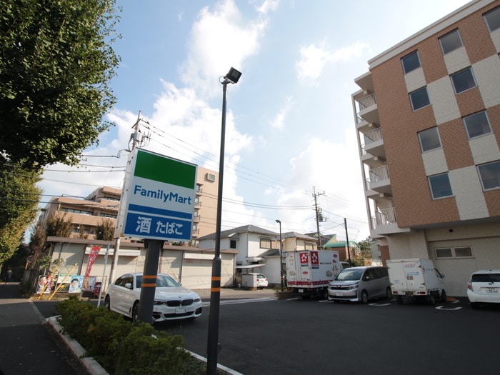 ファミリーマート(コンビニ)まで50m ベルグラント