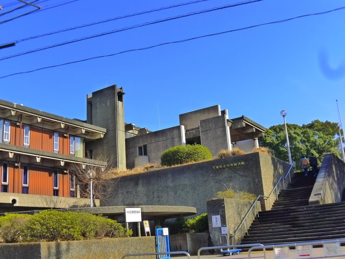 中央図書館(図書館)まで1010m アンプレッセ