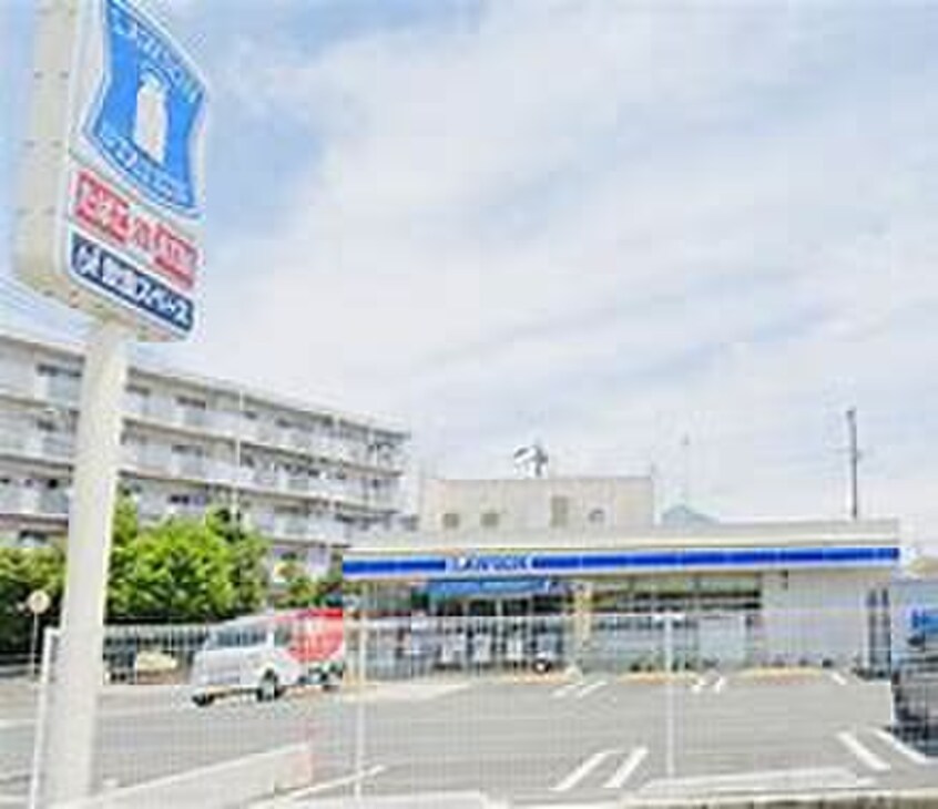 ローソン　横浜三枚町店(コンビニ)まで389m エステートピアモルツ