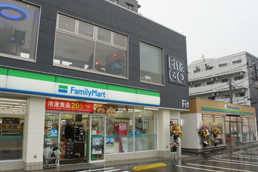 ファミリーマート 福生駅前店(コンビニ)まで243m ﾗｲｵﾝｽﾞﾏﾝｼｮﾝ福生第二(515)