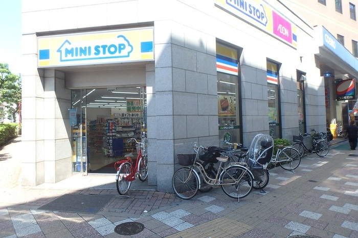 ミニストップ板橋区役所前店(コンビニ)まで382m ルフォン板橋区役所前(1106)