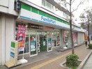 ファミリーマート市ヶ尾駅北口店(コンビニ)まで691m 白井戸建Ａ棟