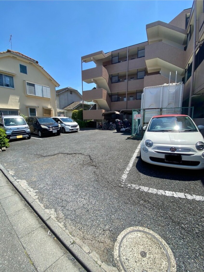 駐車場 ファミーユ柳沢