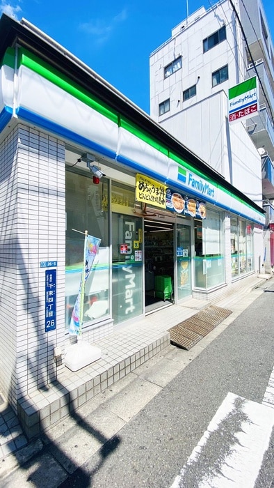 ファミリーマート(コンビニ)まで44m ｼﾞｪﾉｳﾞｨｱ浅草Ⅳｽｶｲｶﾞｰﾃﾞﾝ