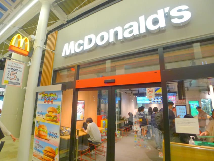 マクドナルド(ファストフード)まで800m ハーモニーテラス伊興本町