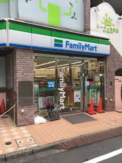 ファミリーマート 西新宿柏木公園前店(コンビニ)まで67m メゾンフラワ－西新宿