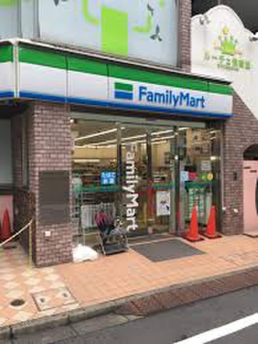 ファミリーマート 西新宿柏木公園前店(コンビニ)まで67m メゾンフラワ－西新宿