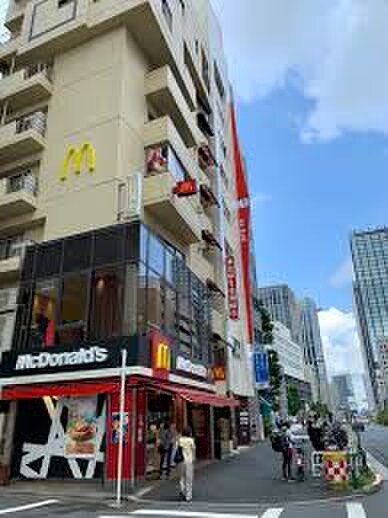 マクドナルド 西新宿駅前店(ファストフード)まで237m メゾンフラワ－西新宿